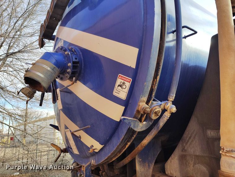 image for item DT0922 2005 Sterling L7500 hydrovac truck