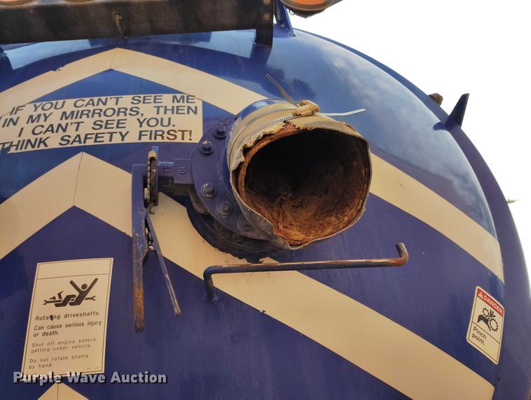 image for item DT0922 2005 Sterling L7500 hydrovac truck