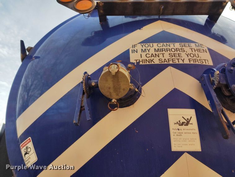 image for item DT0922 2005 Sterling L7500 hydrovac truck