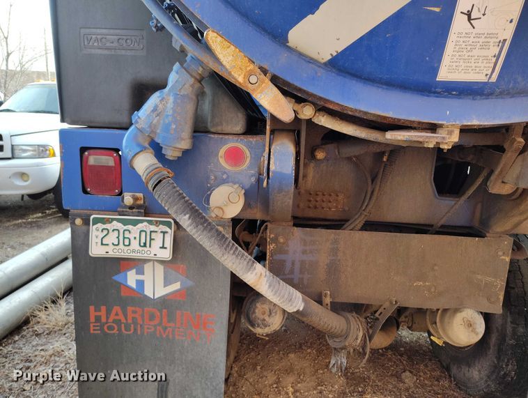 image for item DT0922 2005 Sterling L7500 hydrovac truck