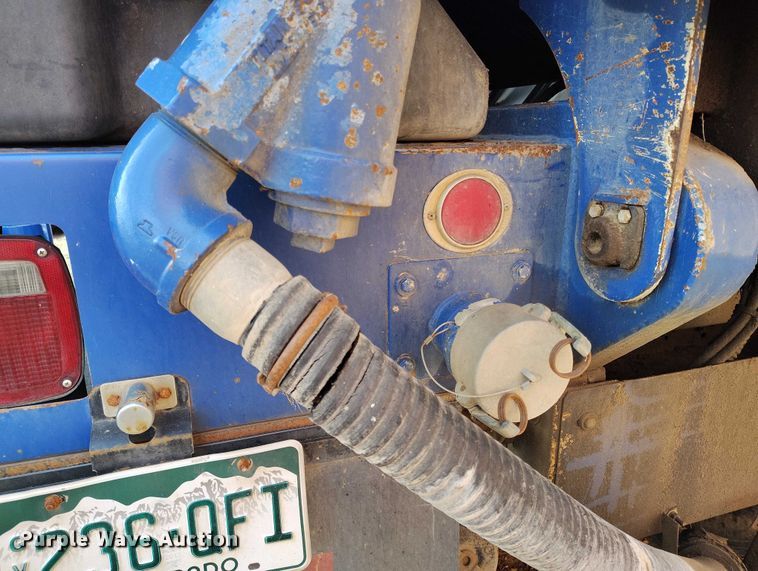 image for item DT0922 2005 Sterling L7500 hydrovac truck