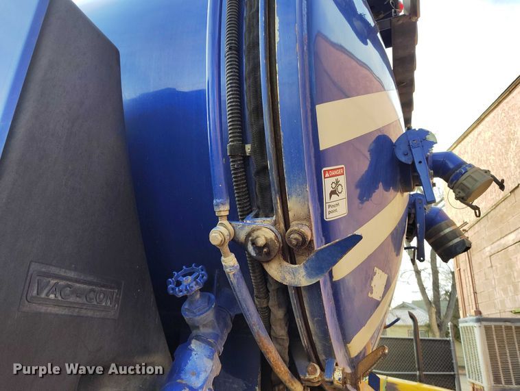 image for item DT0922 2005 Sterling L7500 hydrovac truck