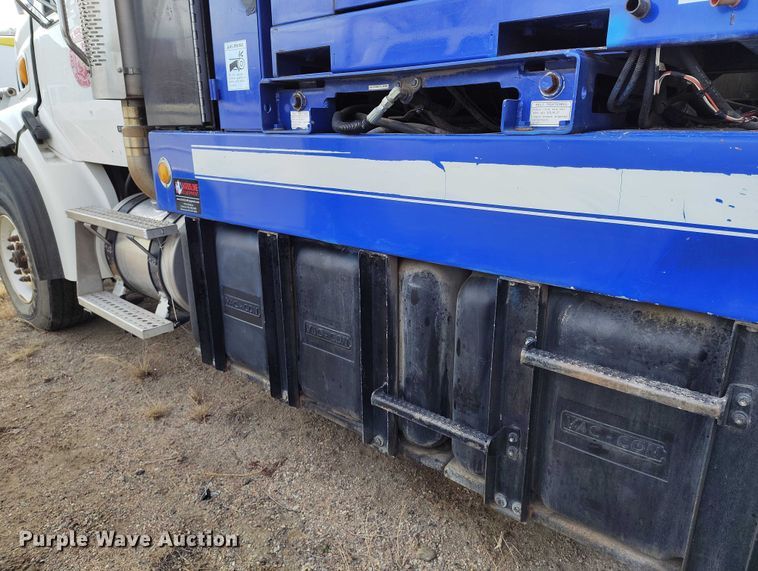 image for item DT0922 2005 Sterling L7500 hydrovac truck
