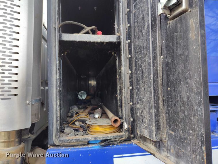 image for item DT0922 2005 Sterling L7500 hydrovac truck