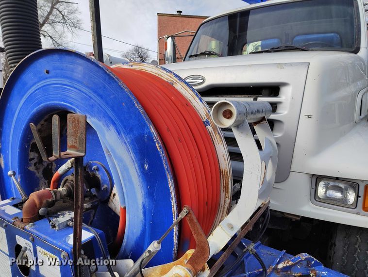 image for item DT0922 2005 Sterling L7500 hydrovac truck