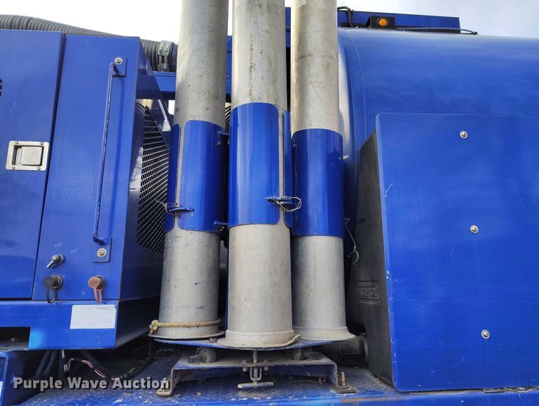 image for item DT0922 2005 Sterling L7500 hydrovac truck