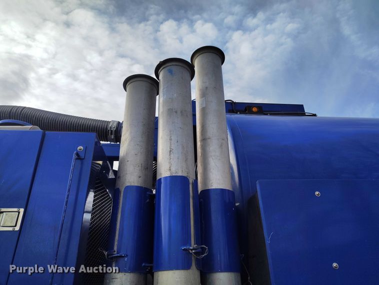 image for item DT0922 2005 Sterling L7500 hydrovac truck