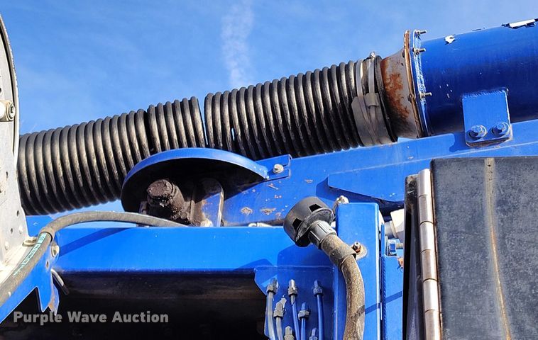 image for item DT0922 2005 Sterling L7500 hydrovac truck