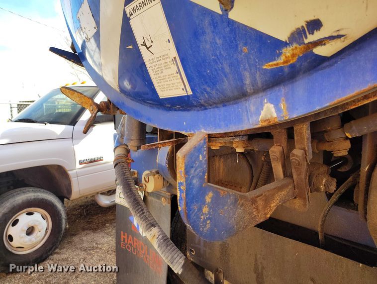 image for item DT0922 2005 Sterling L7500 hydrovac truck