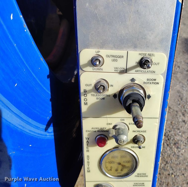 image for item DT0922 2005 Sterling L7500 hydrovac truck