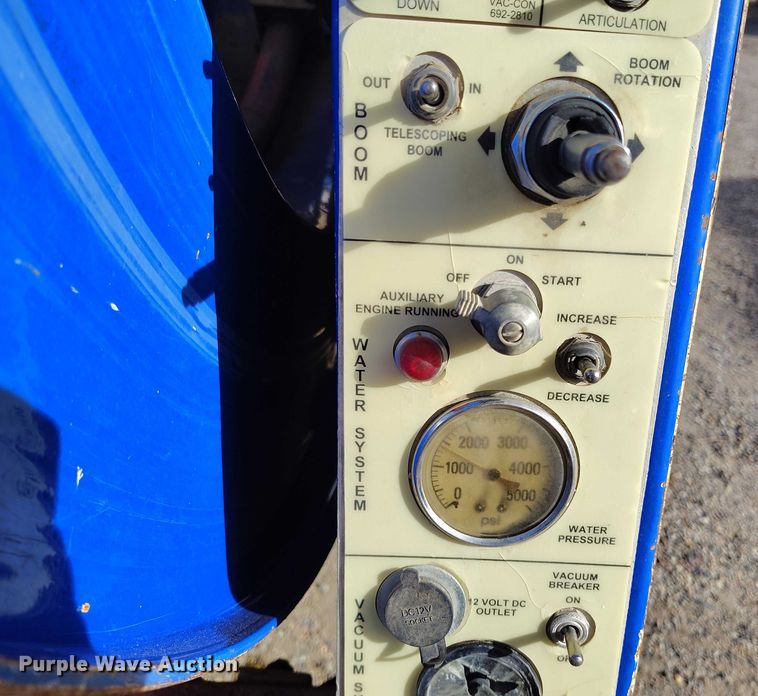 image for item DT0922 2005 Sterling L7500 hydrovac truck