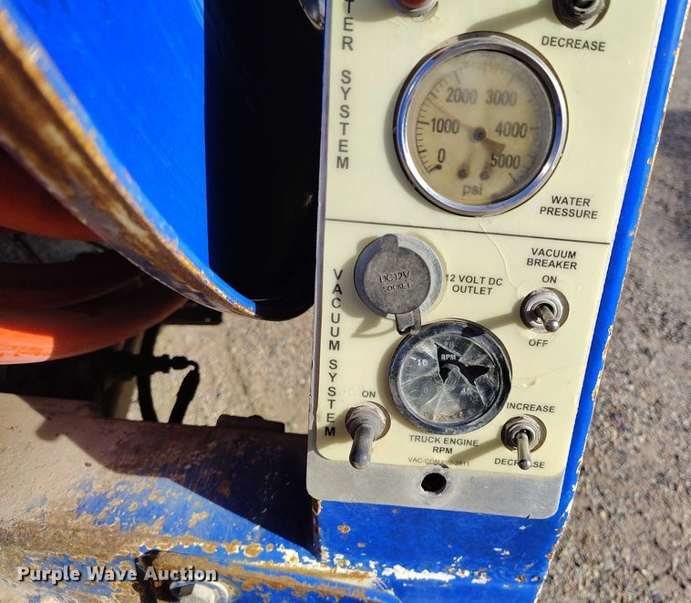 image for item DT0922 2005 Sterling L7500 hydrovac truck