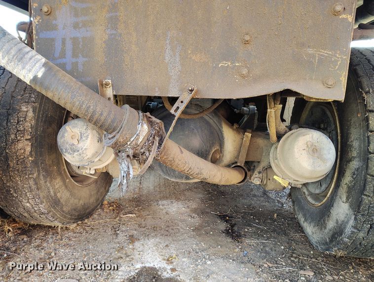 image for item DT0922 2005 Sterling L7500 hydrovac truck