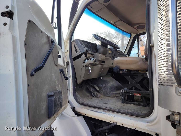 image for item DT0922 2005 Sterling L7500 hydrovac truck