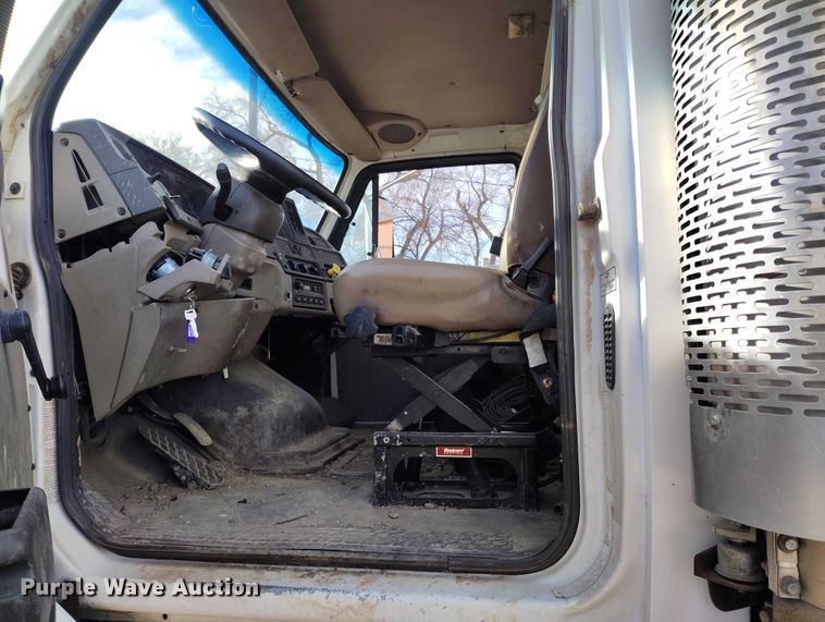 image for item DT0922 2005 Sterling L7500 hydrovac truck