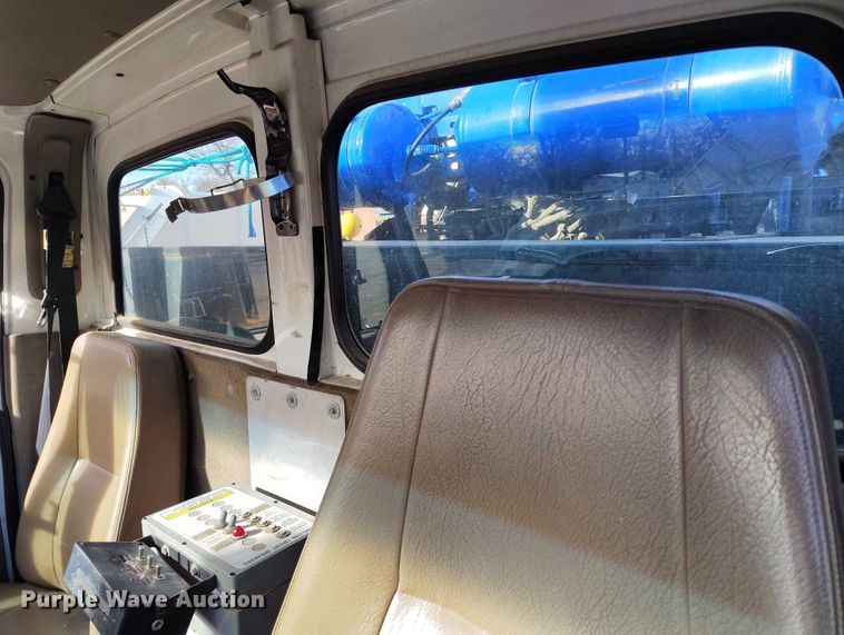 image for item DT0922 2005 Sterling L7500 hydrovac truck