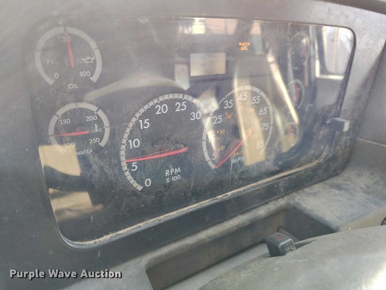 image for item DT0922 2005 Sterling L7500 hydrovac truck