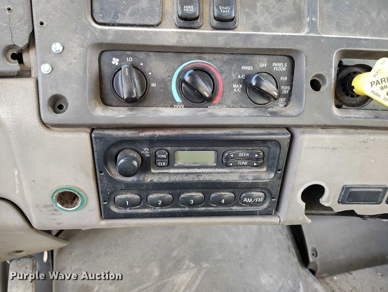 image for item DT0922 2005 Sterling L7500 hydrovac truck