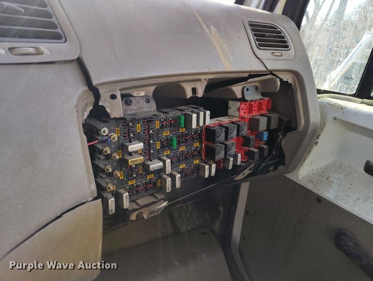 image for item DT0922 2005 Sterling L7500 hydrovac truck