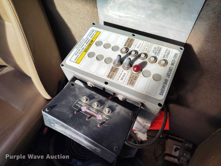 image for item DT0922 2005 Sterling L7500 hydrovac truck