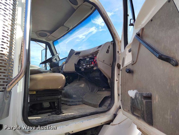 image for item DT0922 2005 Sterling L7500 hydrovac truck