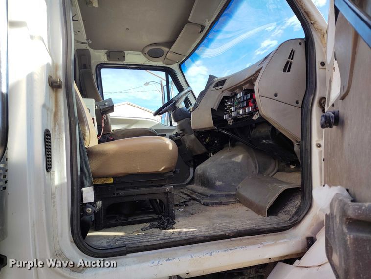 image for item DT0922 2005 Sterling L7500 hydrovac truck