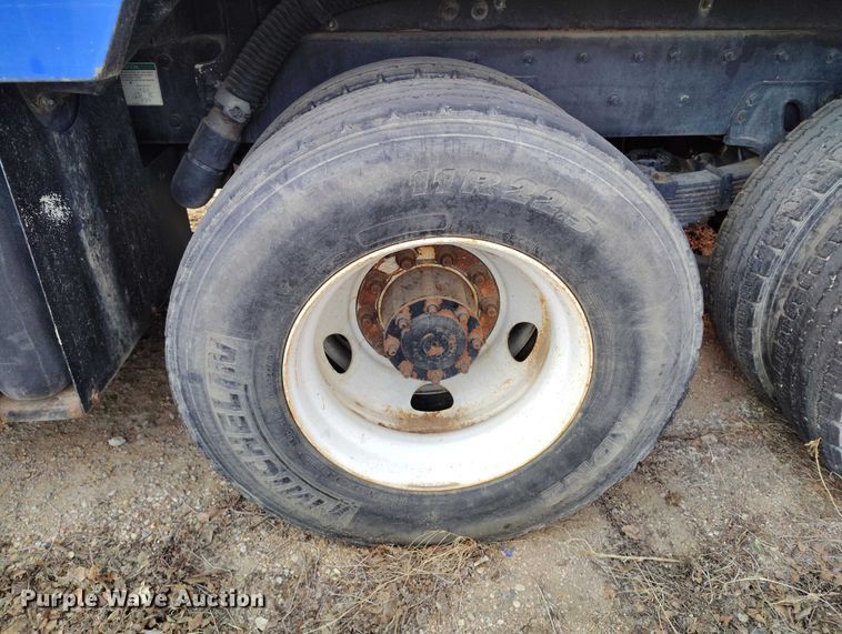 image for item DT0922 2005 Sterling L7500 hydrovac truck