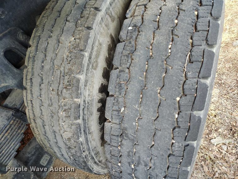 image for item DT0922 2005 Sterling L7500 hydrovac truck