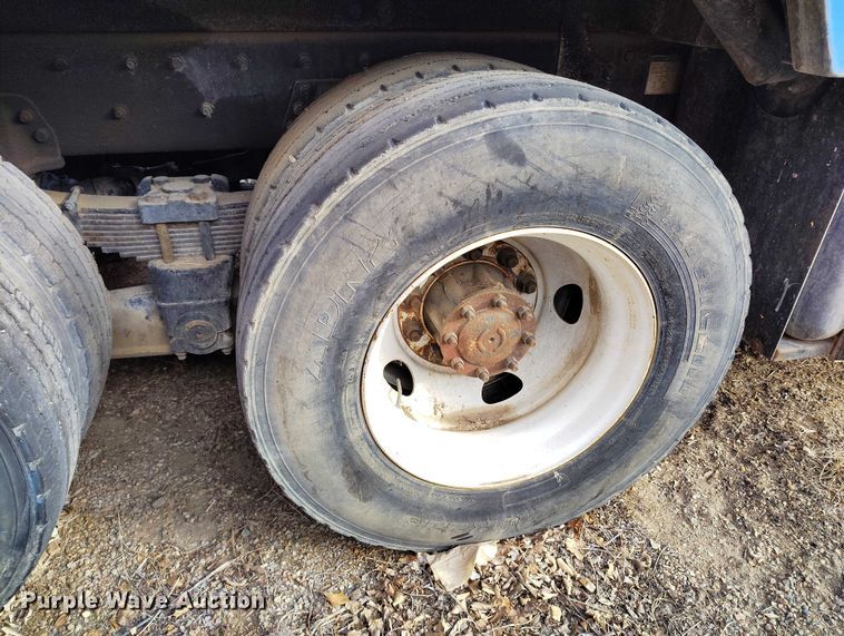 image for item DT0922 2005 Sterling L7500 hydrovac truck