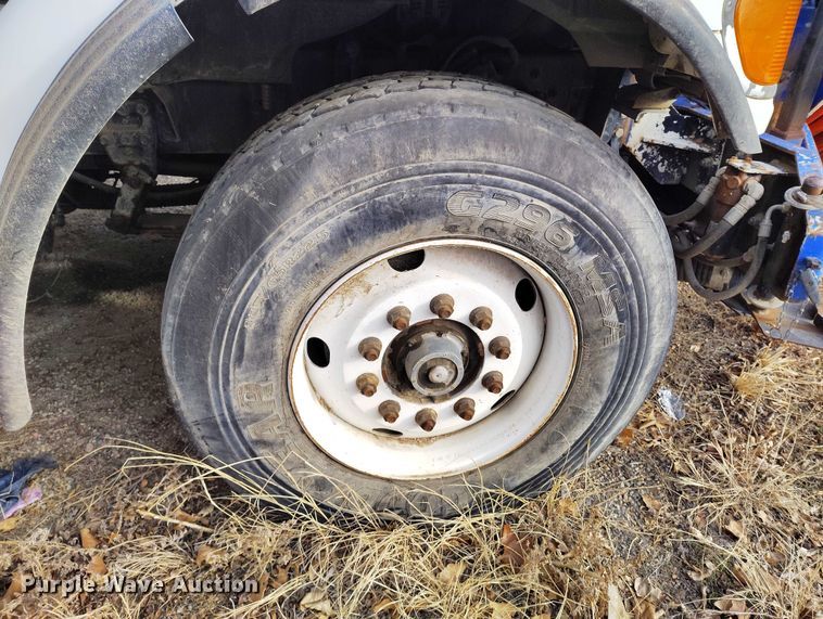 image for item DT0922 2005 Sterling L7500 hydrovac truck