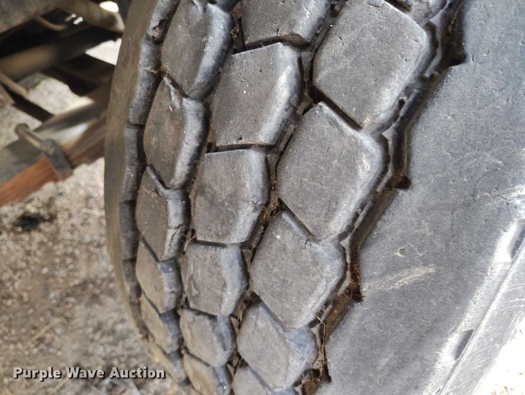 image for item DT0922 2005 Sterling L7500 hydrovac truck