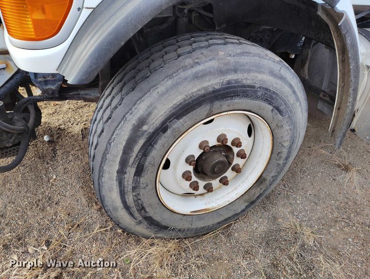 image for item DT0922 2005 Sterling L7500 hydrovac truck