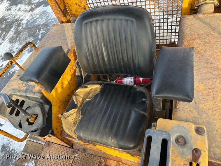 image for item DW4994 1990 John Deere 550G dozer