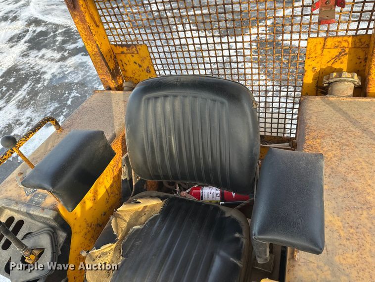 image for item DW4994 1990 John Deere 550G dozer