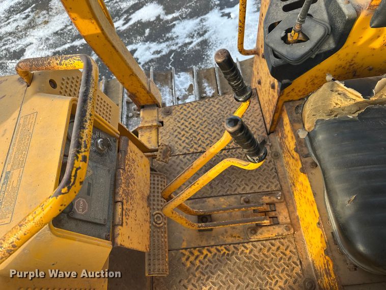 image for item DW4994 1990 John Deere 550G dozer