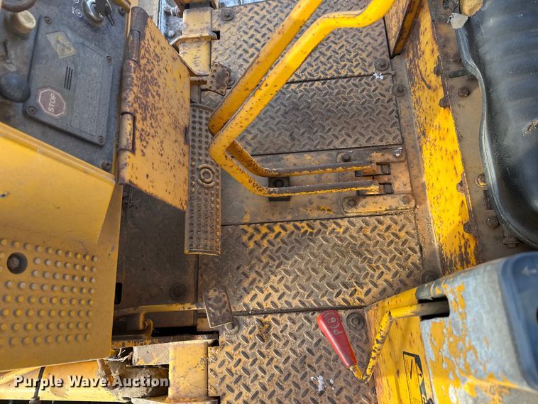 image for item DW4994 1990 John Deere 550G dozer