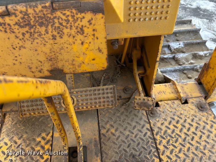 image for item DW4994 1990 John Deere 550G dozer