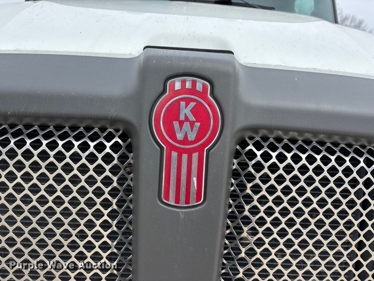 image for item DW7482 2025 Kenworth T600 grapple truck
