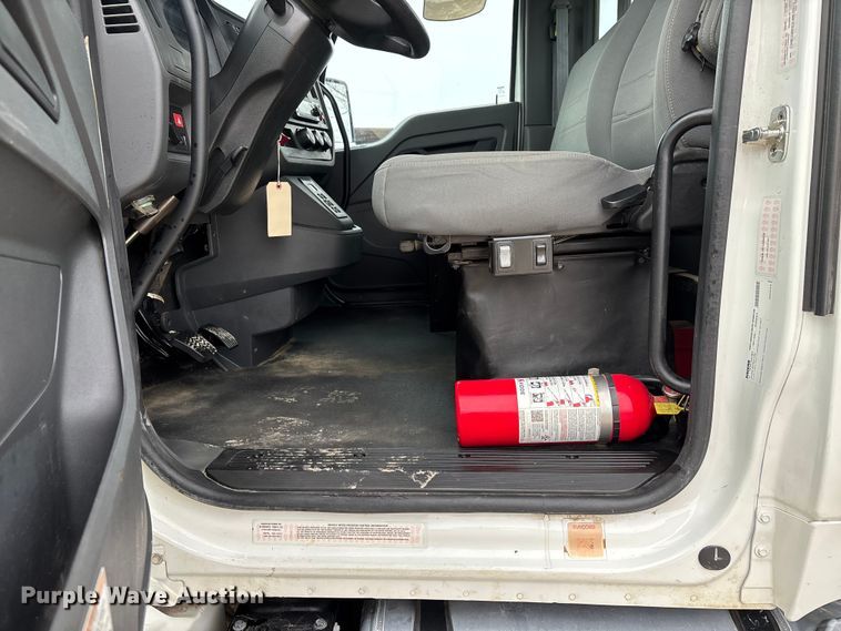 image for item DW7482 2025 Kenworth T600 grapple truck