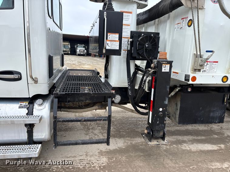 image for item DW7484 2025 Kenworth T600 grapple truck