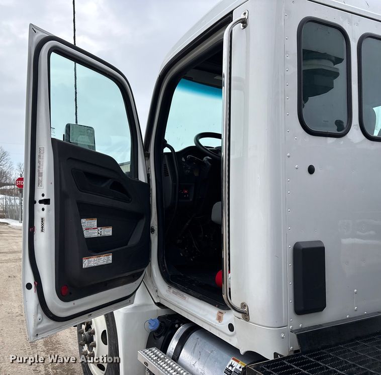 image for item DW7484 2025 Kenworth T600 grapple truck