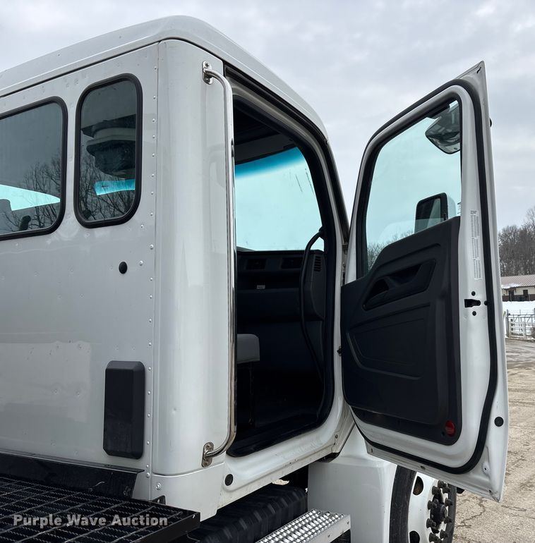 image for item DW7484 2025 Kenworth T600 grapple truck