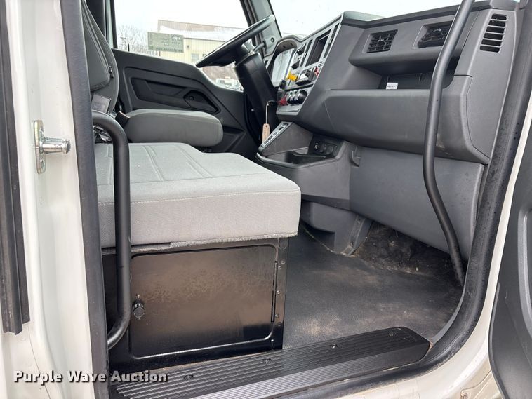 image for item DW7484 2025 Kenworth T600 grapple truck