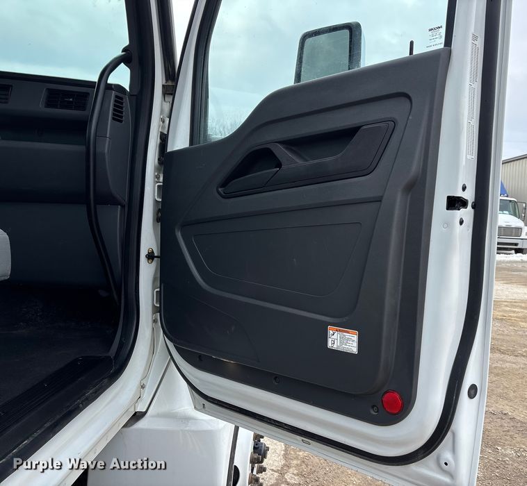 image for item DW7485 2025 Kenworth T600 grapple truck