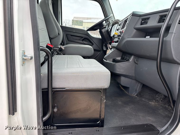 image for item DW7485 2025 Kenworth T600 grapple truck