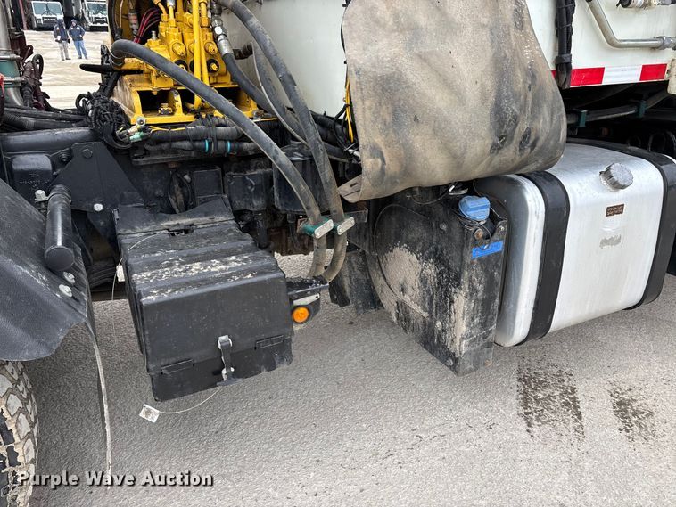 image for item DW7486 2025 Mack LR refuse truck