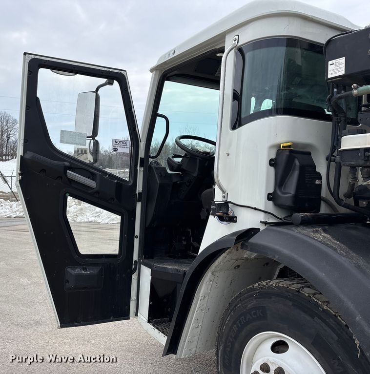 image for item DW7486 2025 Mack LR refuse truck