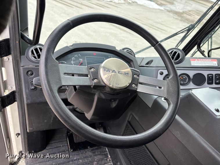 image for item DW7486 2025 Mack LR refuse truck