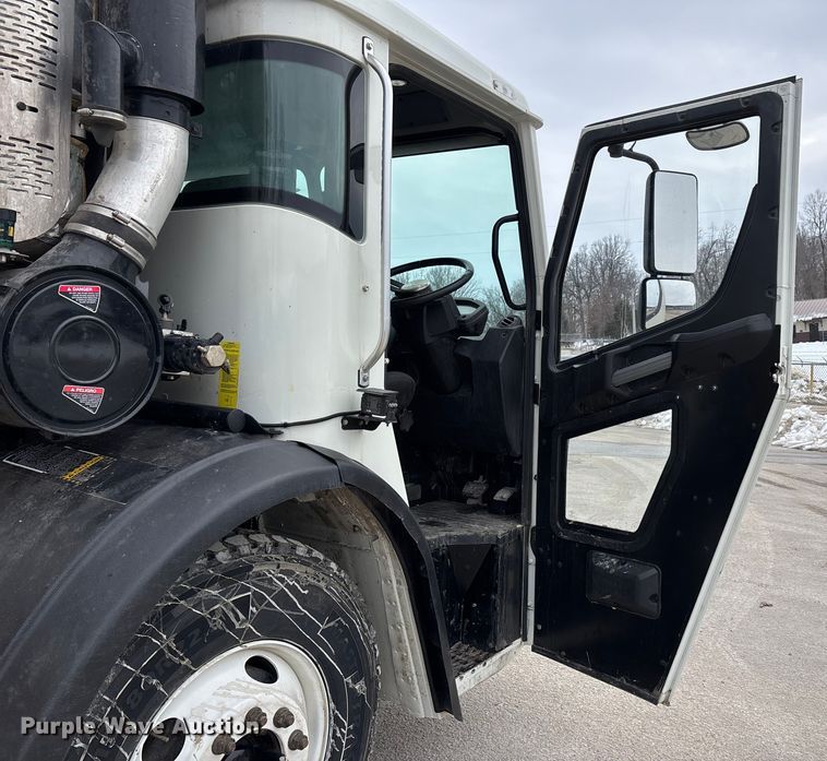 image for item DW7486 2025 Mack LR refuse truck