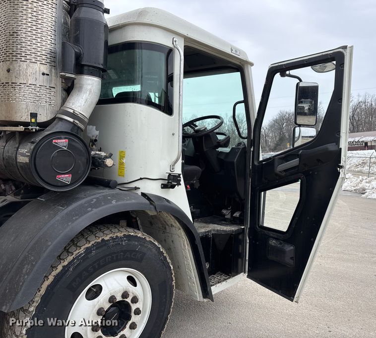 image for item DW7487 2025 Mack LR refuse truck